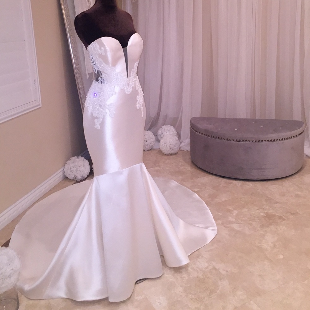 Elegant White Mermaid Wedding Bridal Gown with Lace Details +Veil +add on straps